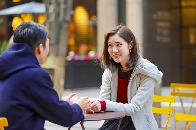 目を見て会話する