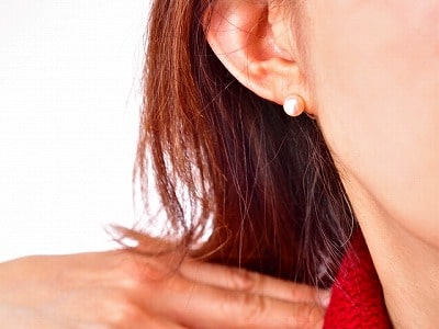 イヤリングをしたお洒落な女性