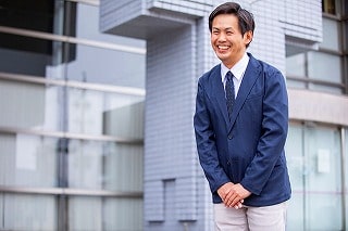 丁寧に挨拶をする男性