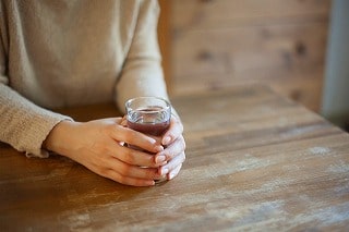 グラスを持つ女性